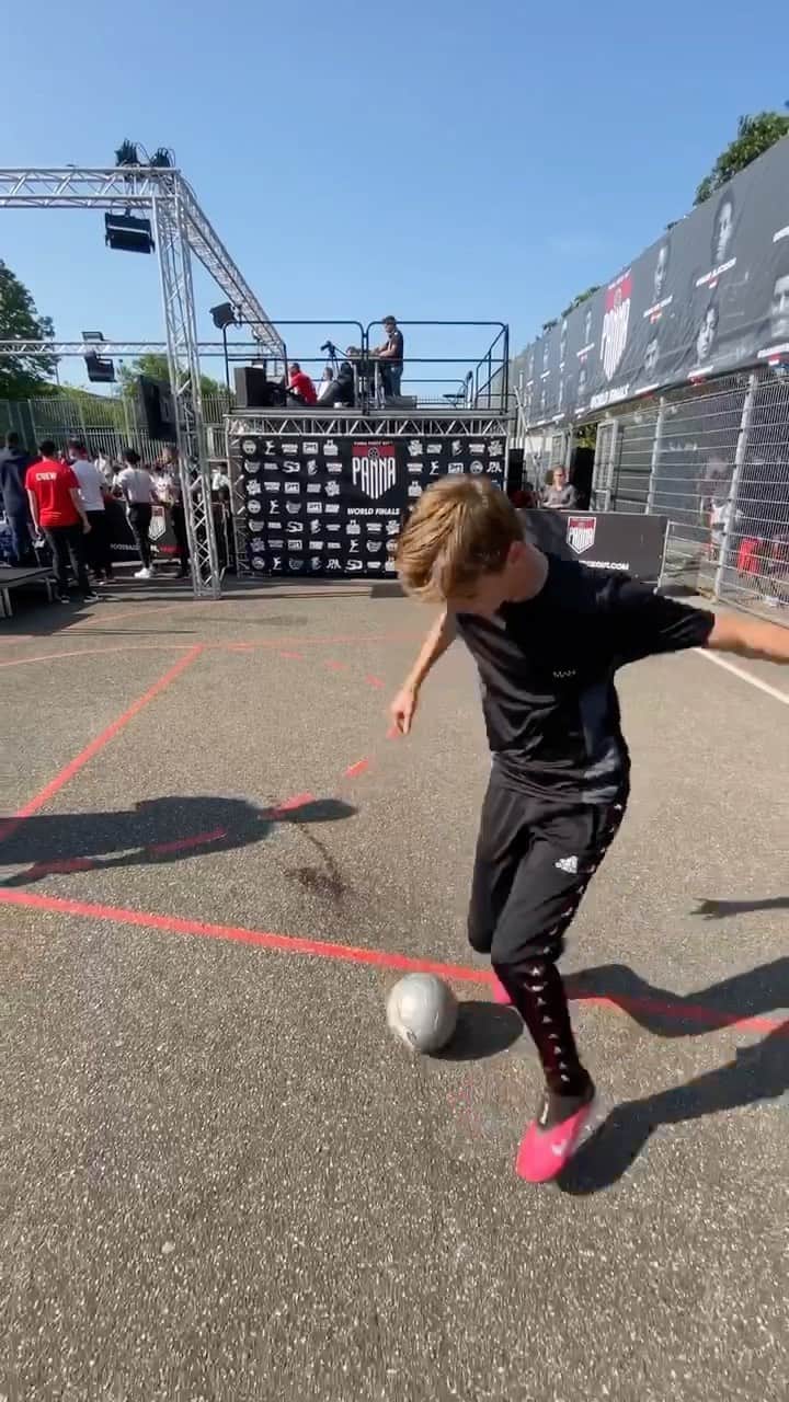ショーン・ガルニエのインスタグラム：「@akkamist or @soufskills ??? This 2 kids are 🔥🔥🔥! FULL VIDÉO : 🅱️ℹ️🅾️ ORDER THE BALL : @urbanball  ▶️Share on story get follow back 👍🏻」