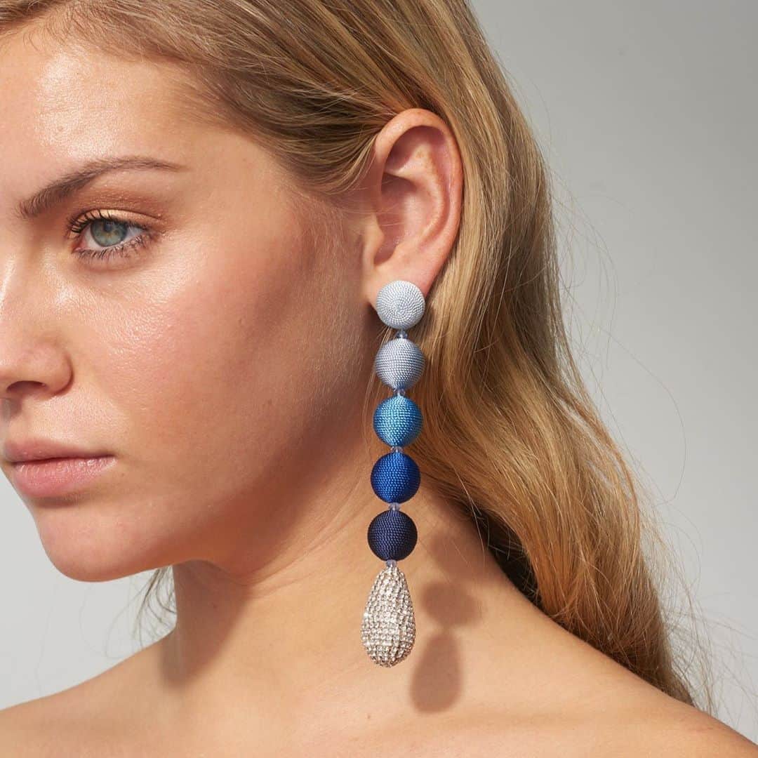 のインスタグラム：「An ombré of blues, lit by pavè crystals. - #statementearrings, #sachinandbabi, #blueheaven」