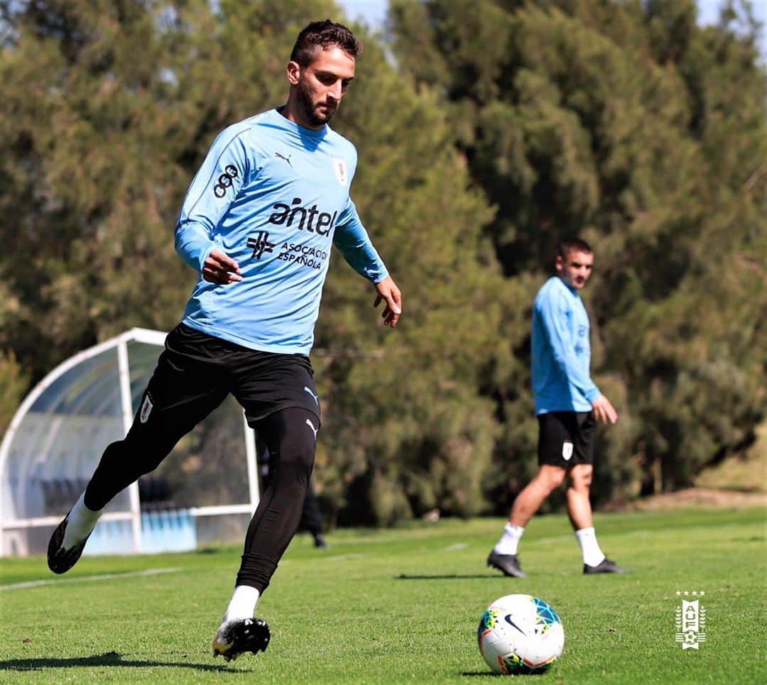 ロドリゴ・ベンタンクールのインスタグラム：「Enfocados en el próximo partido 🔜 🇪🇨🇺🇾 @aufoficial」