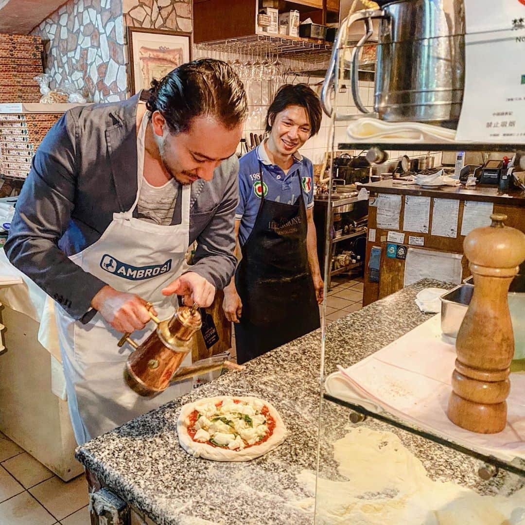 ベリッシモ・フランチェスコさんのインスタグラム写真 - (ベリッシモ・フランチェスコInstagram)「Francesco Bellissimo chef is making traditional pizza Margherita with love at “Tarantella da Luigi”❤️🍕愛を込めてピッツァを作らせて頂きます！🤣Preparando una pizza Margherita in una delle migliori pizzerie di tutta l’Asia: “Tarantella da Luigi”👍 #ベリッシモ #料理研究家 #francescobellissimo #chef #tvchef #pizzaiolo #pizza #pizzamargherita #tarantelladaluigi #寺床雄一 #ピザ #ピッツァ #cooking #tokyo #vip #riccanza #luxurylifestyle #luxury #vitamondana #italianfood #italian #イタリアの種馬 #イタリア #イタリア人 #enjoylife #白金高輪 #gourmet #sprezzatura #dapper #sartorial」10月11日 23時51分 - bellissimoyoshi