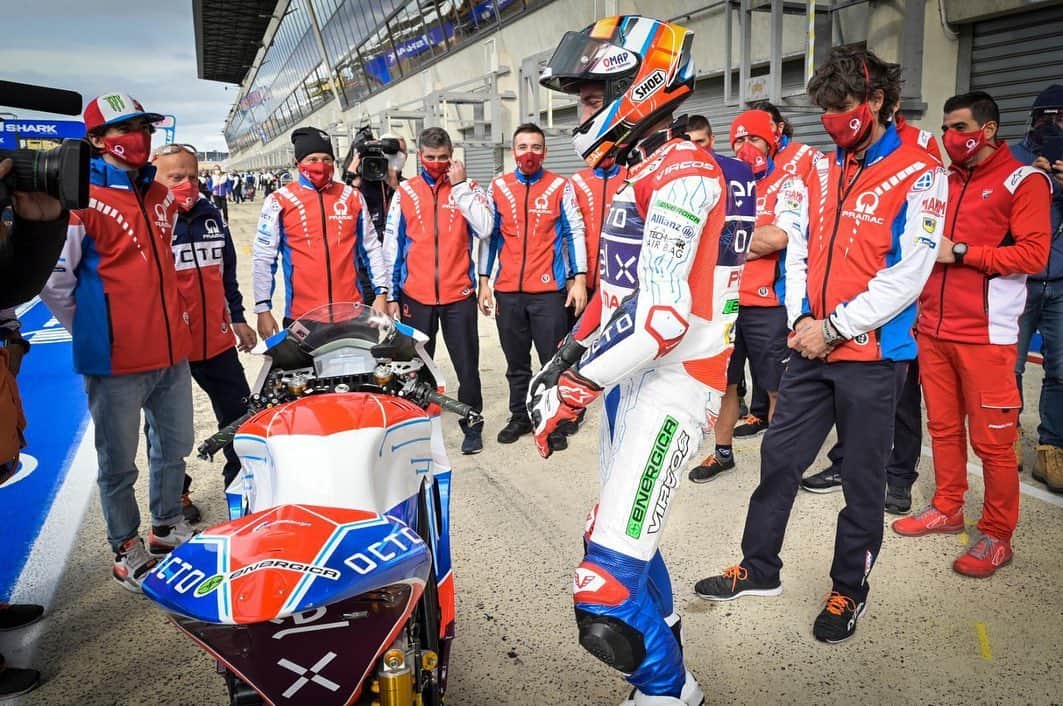 MotoGPさんのインスタグラム写真 - (MotoGPInstagram)「Take a bow @alexdea15 👏 Emotional day for the Sammarinese rider, who's retiring after his #MotoE race today! 🙌 All the best, Alex! We'll miss you! ❤️ #FrenchGP 🇫🇷」10月11日 23時52分 - motogp