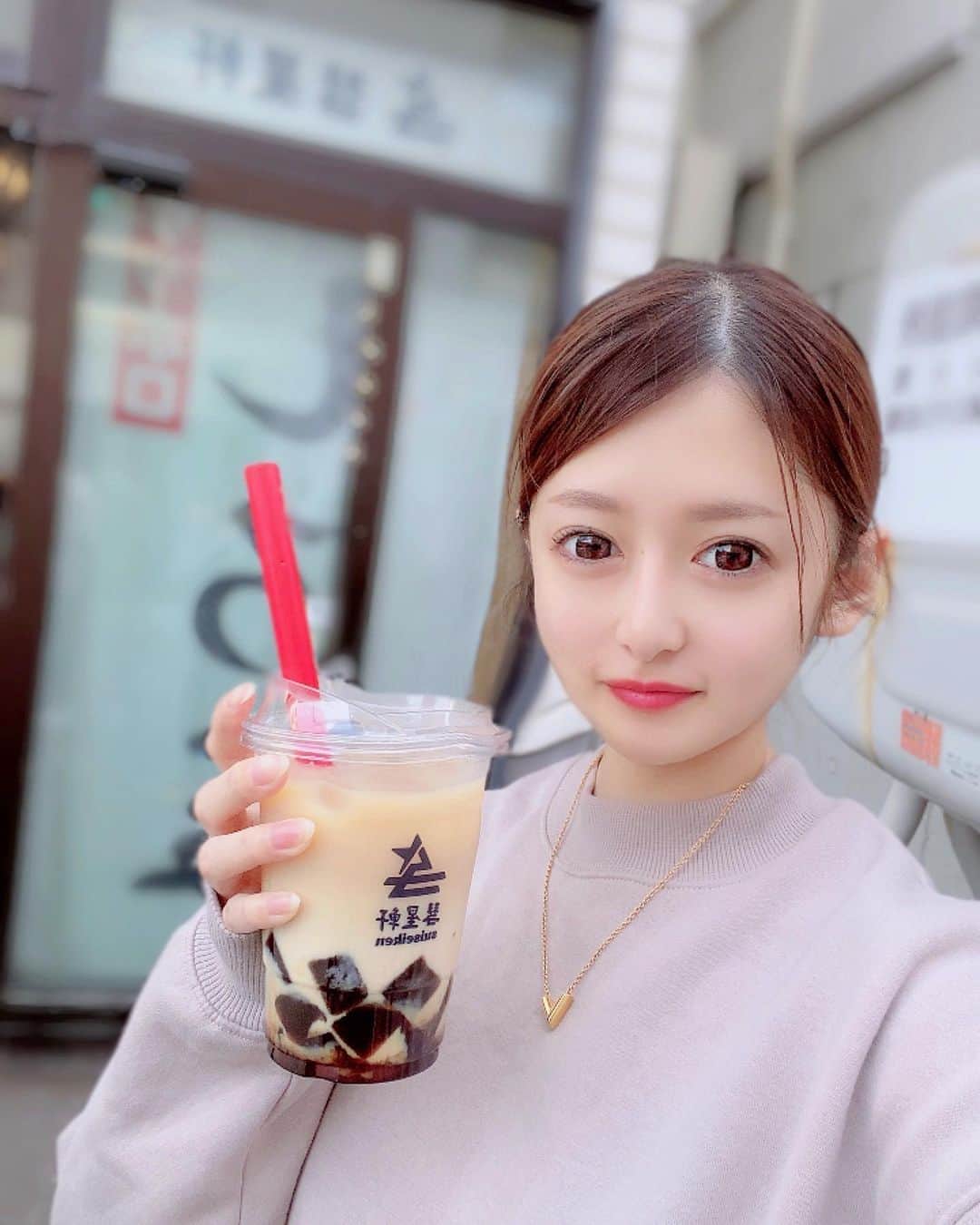 藤堂永蓮のインスタグラム：「おいしいのに 出会った😄💞 わらび餅のほうじ茶ラテ🍵  #北海道#すすきの#バルセロナ#キャバ嬢#ピアジェ#ピーアンドジェー#ニュークラブ#barcelona #新宿 #歌舞伎町 #六本木 #錦 #中洲 #北新地 #ミナミ #instagram#instagood #love #happy#fun#like4like #l4l #札幌」