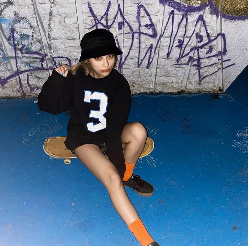 えまぽち(穂波エマ)のインスタグラム：「雨のせいで濡れてて全然滑れんかったばくしょー！🛹  #スケボー女子 #ストリート系女子 #ストリートファッション」