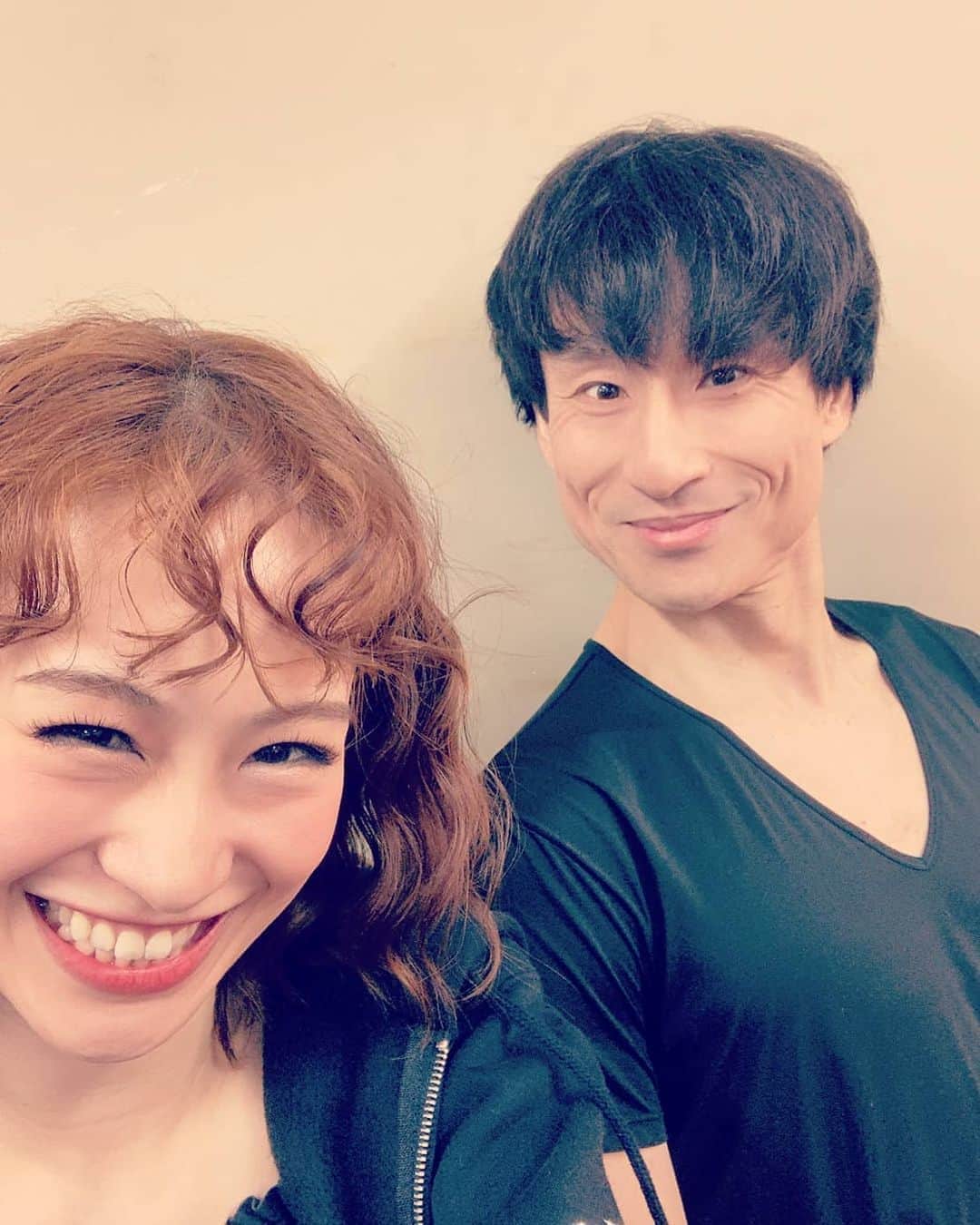 のインスタグラム：「フラッシュダンス千秋楽終演後、『なだぎさーん！なだぎさんと写真撮ってなかったです、、』とわざわざ楽屋まで来てくれて、写真をおねだりしてきたちゃぴ座長。。嬉しかったなー。ホント凄い座長でした。ただ、よく泣きます😁 #フラッシュダンス  #愛希れいか」