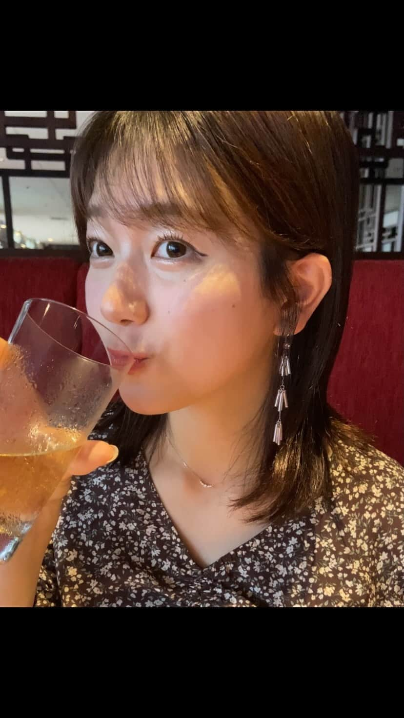 樋口花果のインスタグラム：「北京ダック🇨🇳❣️  美味しくいただきました😋 飲んでいるのはジャスミンティー🧚🏻‍♀️ 相性抜群でした✨  📍全聚徳　新宿　  #中華料理  #新宿グルメ #リール #彼女とデートなうに使っていいよ 風 #親友　#家族」