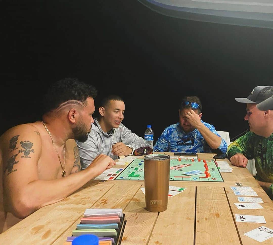ダディー・ヤンキーのインスタグラム：「Sigo pasando por el GO ➡️ #Repost @pinarecords1 ・・・ Ayer 4 niños se amanecieron haciendo negocios 😂🇵🇷」