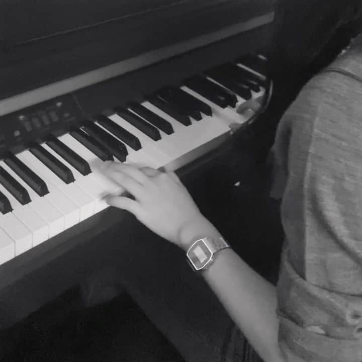 manaka（福本まなか）のインスタグラム：「ㅤㅤ かれんに教えてもらってピアノはじめて弾けた事が嬉しくて思わず自分で拍手してて笑った、そして自分の小指の鍵盤を押す力が無さすぎて驚いた🌞」
