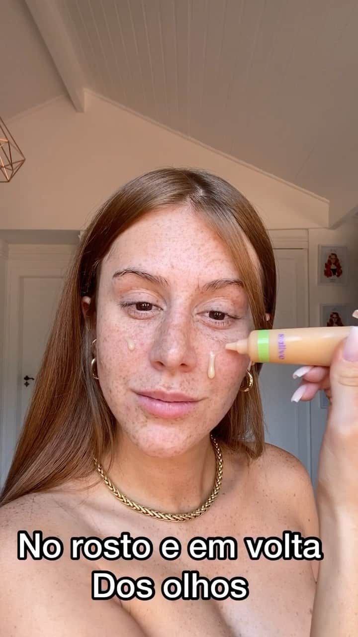 のインスタグラム：「Praticidade? Gosto e recomendo! O Antioxidante Hidratante da @sallve é uma vitamina C sérum-gel pra área dos olhos e rosto todo! Não é o máximo? 💜🧡 E o melhor? É que ele suaviza o inchaço matinal e as olheiras de cansaço, hidrata controlando a oleosidade, minimiza poros dilatados, previne linhas finas e sinais do tempo, uniformiza o tom da pele e devolve a luminosidade natural da pele!! Pode usar todos os dias de manhã e de noite, então... se joga nesse hidratante perfeito ✨ #publi」