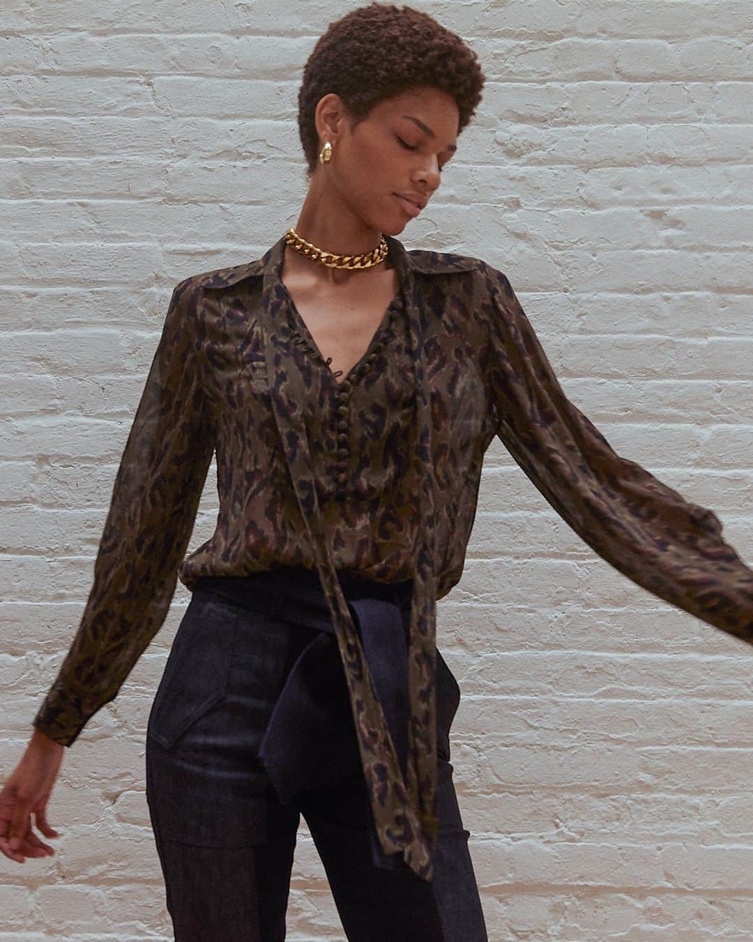 デレクラムのインスタグラム：「Clothing that moves with you. Feat. The Irene Button blouse.」