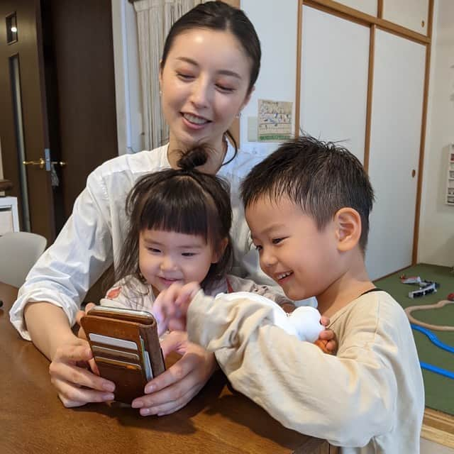 あべまみさんのインスタグラム写真 - (あべまみInstagram)「先日、ずーっと会えていなかった癒しの存在に遂にご対面🧡  鉄男くんの颯野へは電車のプレゼント🚃臨場感溢れる安定のお気に入りアングルから眺めながら愛でてくれておりました☺️  背も伸びて顔付きもお兄ちゃんらしくなっていて、ほんと子供の成長って早いな〜 @yuki08sk   #颯野#椛野#甥っ子#姪っ子#可愛さ#入りきらないよ#連投します#鉄男#ひたすらに自分で走らせる#虫博士#セミの鳴き真似のレパートリーが豊富#癒し」10月11日 23時53分 - abebebemami