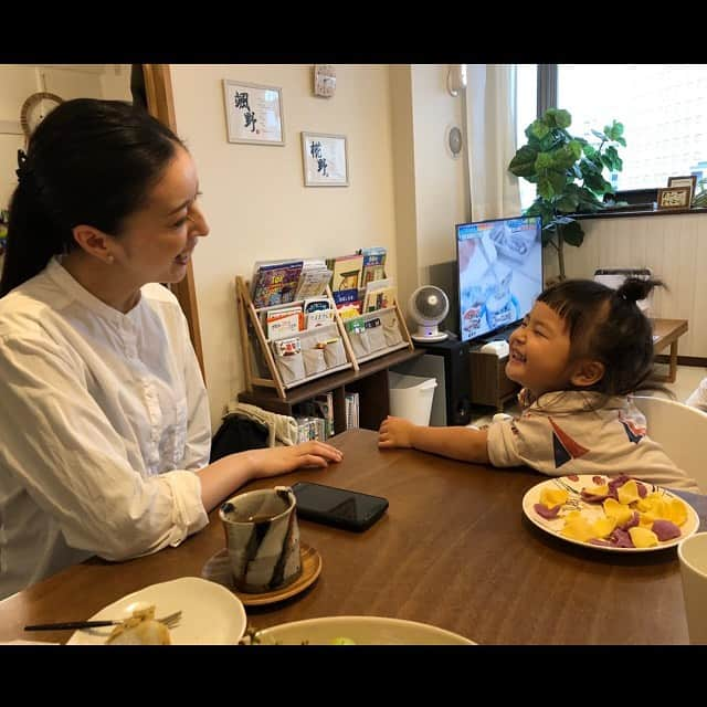 あべまみさんのインスタグラム写真 - (あべまみInstagram)「癒されDAY🧡💛🧡その②  #颯野#椛野#甥っ子#姪っ子#可愛さ#入りきらないよ#連投#女の子#smile#アンニュイ表情#どあっぷ#笑顔とのギャップ#将来楽しみ」10月11日 23時53分 - abebebemami