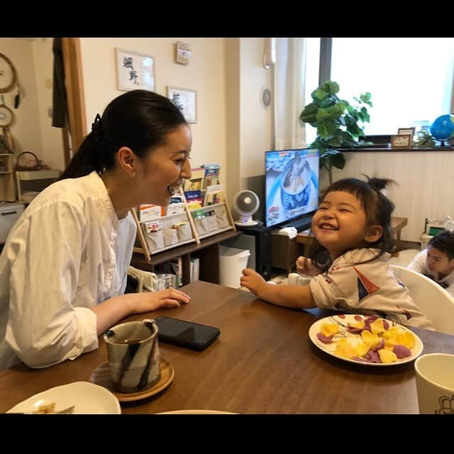 あべまみさんのインスタグラム写真 - (あべまみInstagram)「癒されDAY🧡💛🧡その②  #颯野#椛野#甥っ子#姪っ子#可愛さ#入りきらないよ#連投#女の子#smile#アンニュイ表情#どあっぷ#笑顔とのギャップ#将来楽しみ」10月11日 23時53分 - abebebemami