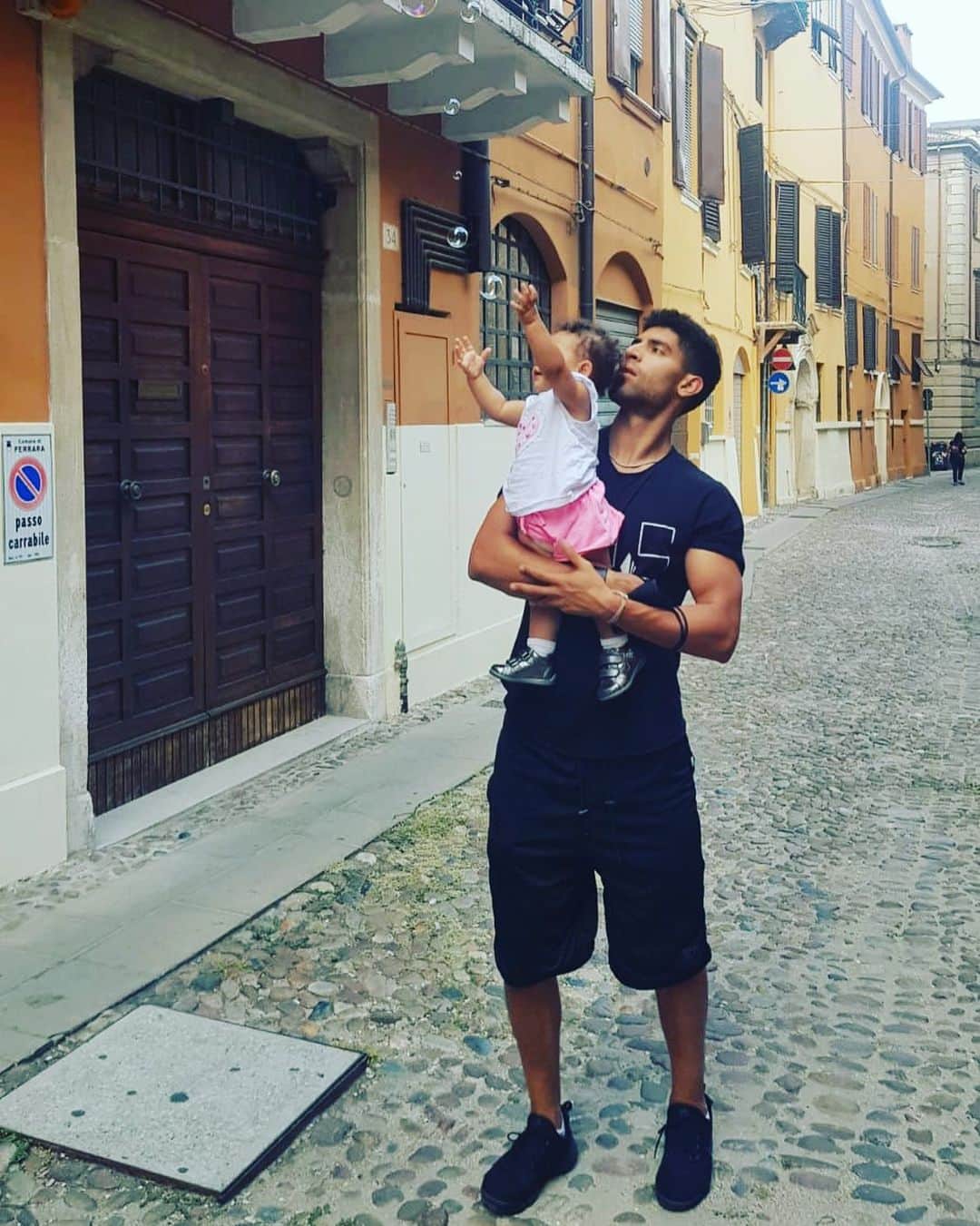 アダム・マシーナのインスタグラム：「“E tra tutte le possibili grandi conquiste esistenziali, la leggerezza rimane la mia preferita...”」