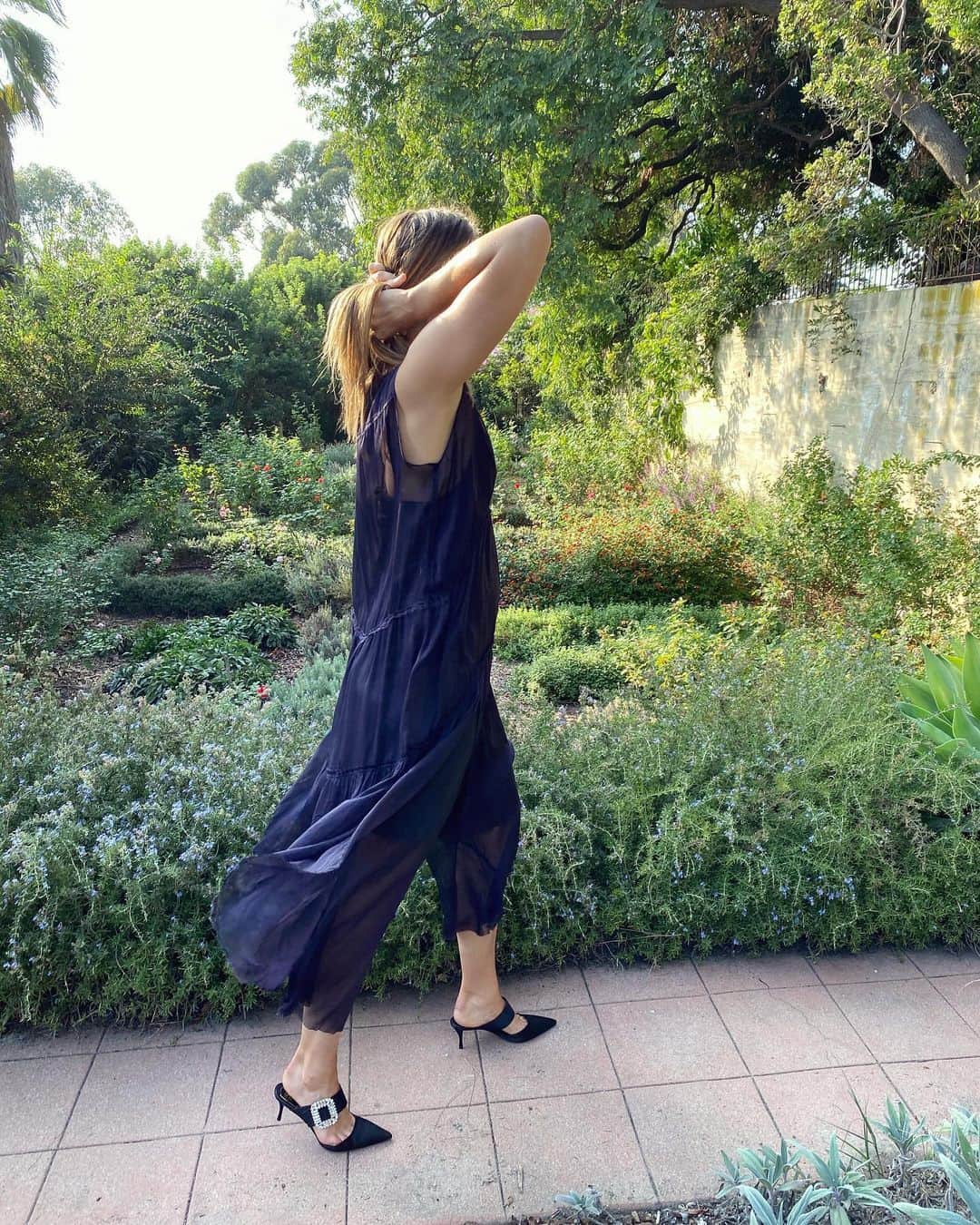 のインスタグラム：「Dressed up...and finally somewhere to go 😃」