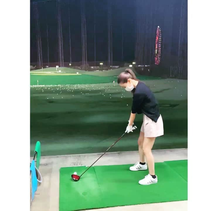 影山祥子のインスタグラム：「久しぶりの打ちっぱなし🏌️‍♀️ 今度久しぶりにコース行けるから 練習☺️✨ 何回見ても野球打ち😂😂 上にあがらずもはや力でライナーwww コース楽しみだ〜🥰🥰 . . . #ゴルフ　#ゴルフ女子 #レフティ　#野球女子　#打ちっぱなし　#割とまっすぐ飛んだ　#楽しい #golf #lefty #右利きだけどね　#コース　#楽しみ　#100切ることが #目標　#頑張る　#遠くに見える　#観覧車」