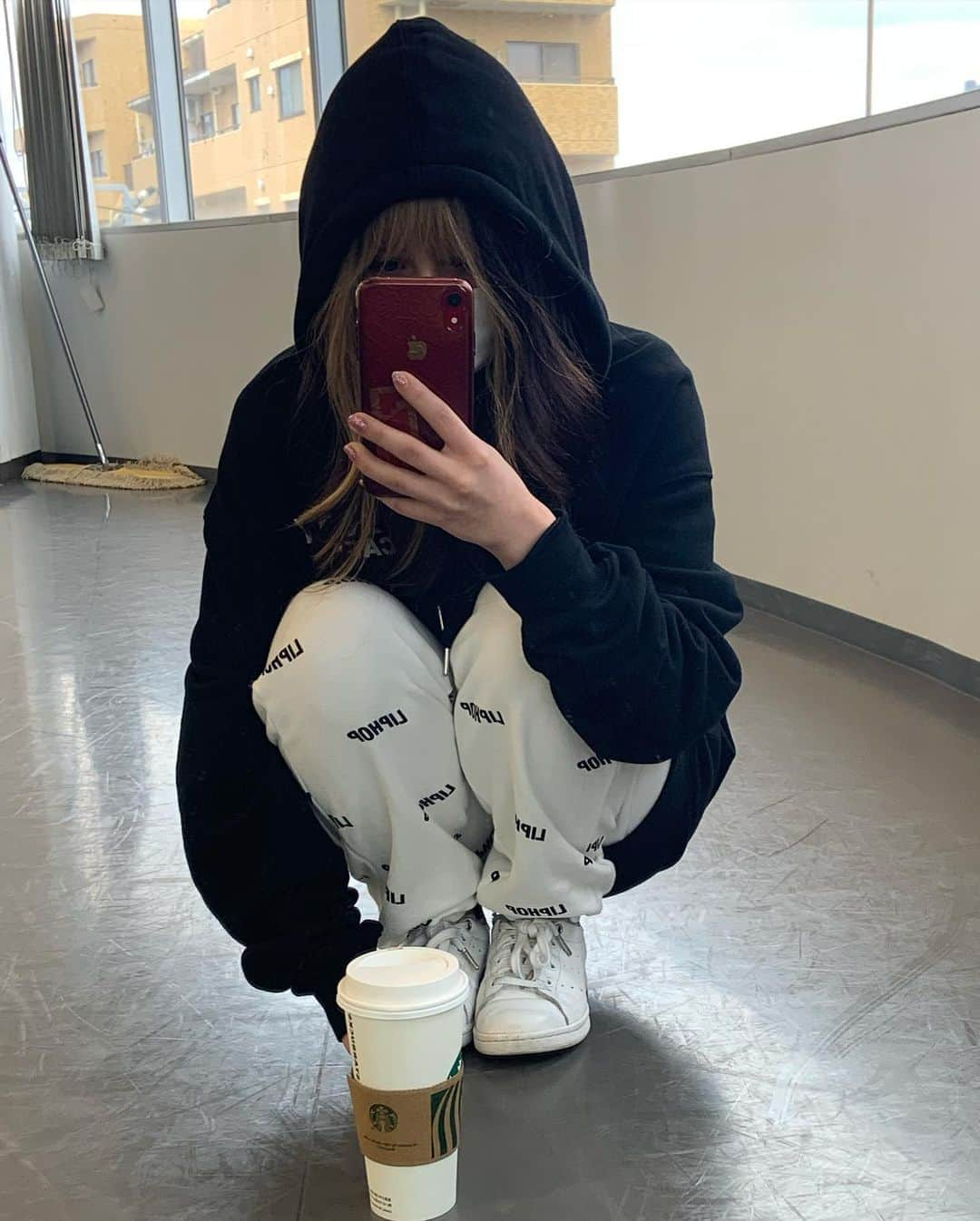 Takiさんのインスタグラム写真 - (TakiInstagram)「Most of the time this is me 😅 No make up +coffee+ comfy outfit 😂」10月12日 0時04分 - taki_faky