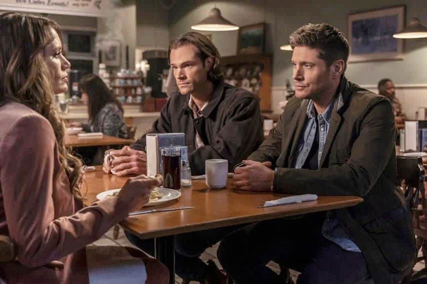 エミリー・スワローのインスタグラム：「Sunday brunch is the worst when your waffles are cold.  Find out why @jensenackles, @jaredpadalecki and I all look so glum this Thursday on @cw_supernatural.  Amara is back, and @mattcohen4real directs!  It’s like Christmas in October! * * * #supernatural #supernaturalseason15 #spnfamily #amara #sam #dean #gimmeshelter #waffles」