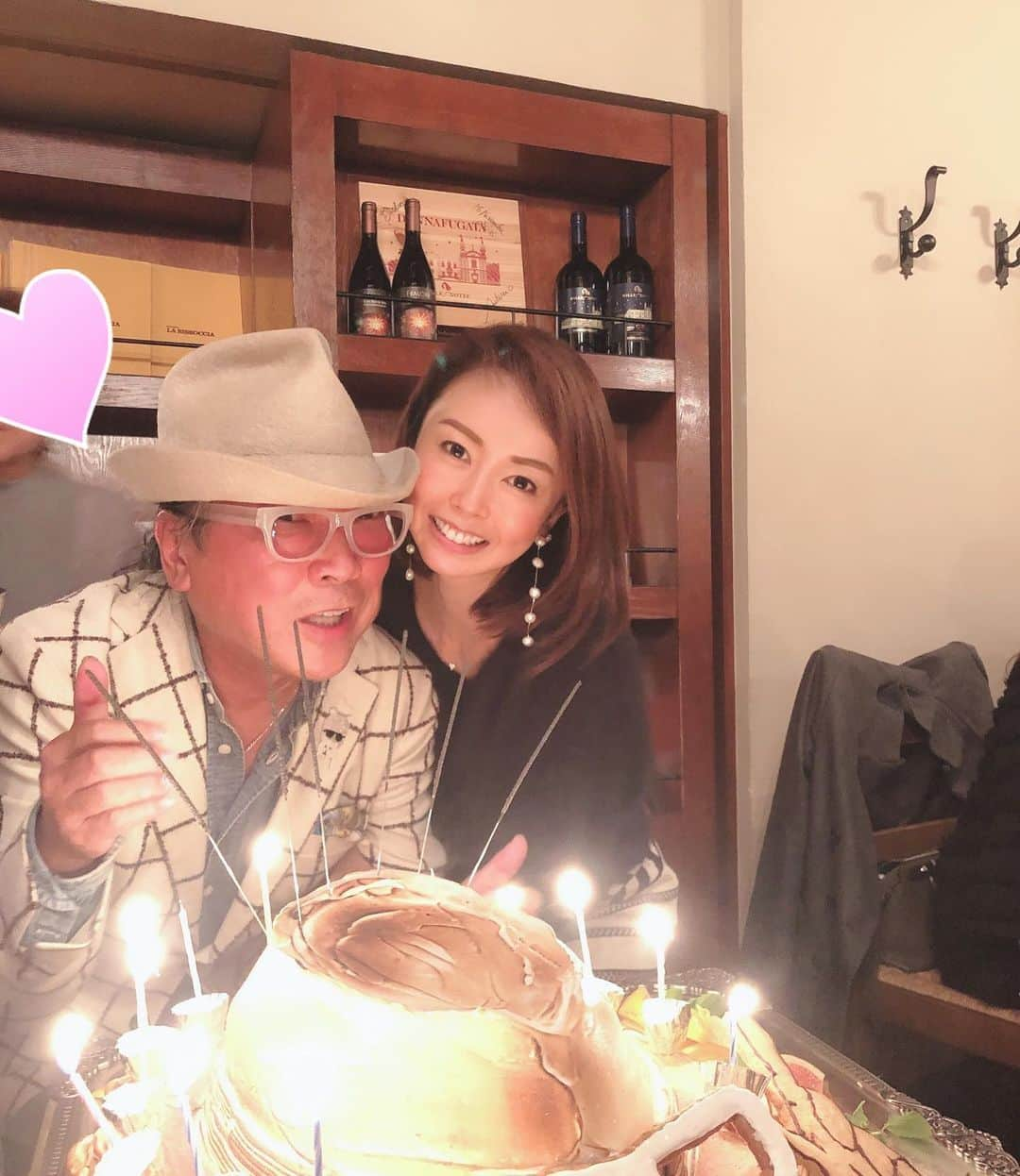 宮崎宣子さんのインスタグラム写真 - (宮崎宣子Instagram)「ドンさんの70歳のお誕生日会㊗️ 古希のお祝いということで、 紫のKOKIパーカーのプレゼント🎁🤣  いつも、俺のことを親戚のおじちゃんと思って🤗と言ってくれるドンさんには本当にいつも助けてくれて感謝🙏  アロハもドンさんのご紹介で、 すごくいい先生に出会えて、元気になりました🥺  私がドンさんの歳になった時、 こんなにたくさんの方々にお祝いしてもらえるような人になれてるかな…  これからどう歳を重ねるのかですね🥰  ドンさんを見てて、 色んな方々に愛されてるのがすごく伝わり、 70年の歴史を聞いて、更に人は見た目だけではない深さを感じました。  ドンさん、80歳になってもお祝いしましょう🥂🥂🥂  おめでとうございます㊗️🎉  #ドン小西　さん #70歳おめでとう  #古希祝い  #古希祝いプレゼント  #古希パーカー #愛されてる」10月12日 0時10分 - miyazaki_nobuko