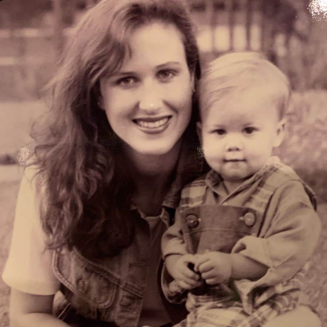 のインスタグラム：「The one who made me a mom is 25!!! Happy Birthday @johnluke_robertson raising you has never been boring, I actually don’t think that word is in your vocabulary. You’re just the perfect kind of weird to always keep life fun and interesting, which I adore! I love talking to you about all of the random things we’re reading, learning, questioning and dreaming about. I love your sense of humor, your zest for life, your love of books, good stories and every single person that crosses your path.  I love your unquenchable thirst for knowing God and becoming who He created you to be. You are an amazing dad and the kindest of husbands, an awesome friend and a generous leader. I’ve loved this quarter of a century as your mom, and your friend! Can’t wait to see what the next quarter century brings! Happy Birthday 🎉」
