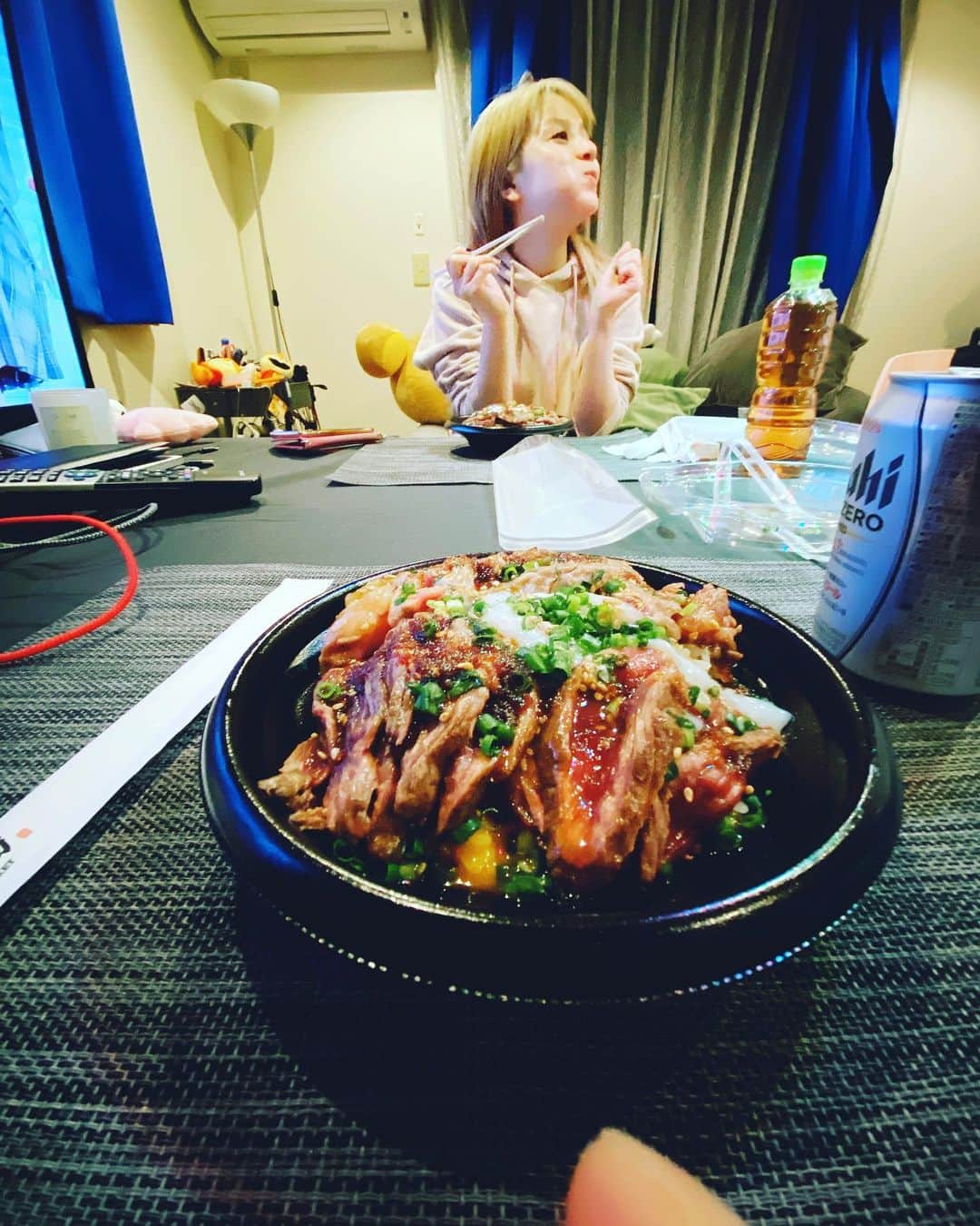 tokuのインスタグラム：「レコーディングからのご飯 美味し〜。の、顔の人。お肉お肉。 #ubereats」