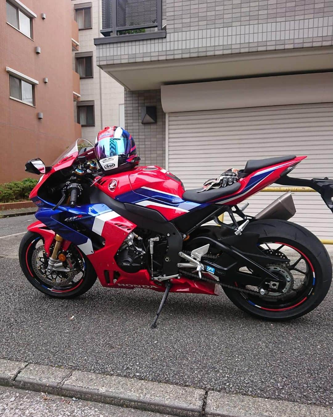 新田ゆうさんのインスタグラム写真 - (新田ゆうInstagram)「パパーンの趣味に付き合う娘です。 私はバイクわからないので、 ガンダムと呼んでます。 なんかすごいバイクらしい。笑  こんなバイクがおうちに5台あります。 そろそろマンションの住人に駐車場取りすぎだと怒られると私は思います🙋  女には一生わかりません。笑」10月12日 0時20分 - yuu_nitta1018