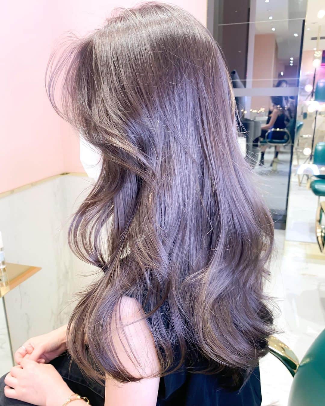 原涼香のインスタグラム：「A/W大人気🤎 𝐆𝐥𝐨𝐬𝐬 𝐛𝐫𝐨𝐰𝐧 𝐠𝐫𝐚𝐲  色気のある上品なワンホンカラー に、レイヤーカット ❤︎ ㅤㅤㅤㅤㅤㅤㅤㅤㅤㅤㅤㅤㅤ 1ケアブリーチでさらに透明感upします ㅤㅤㅤㅤㅤㅤㅤㅤㅤㅤㅤㅤㅤ」