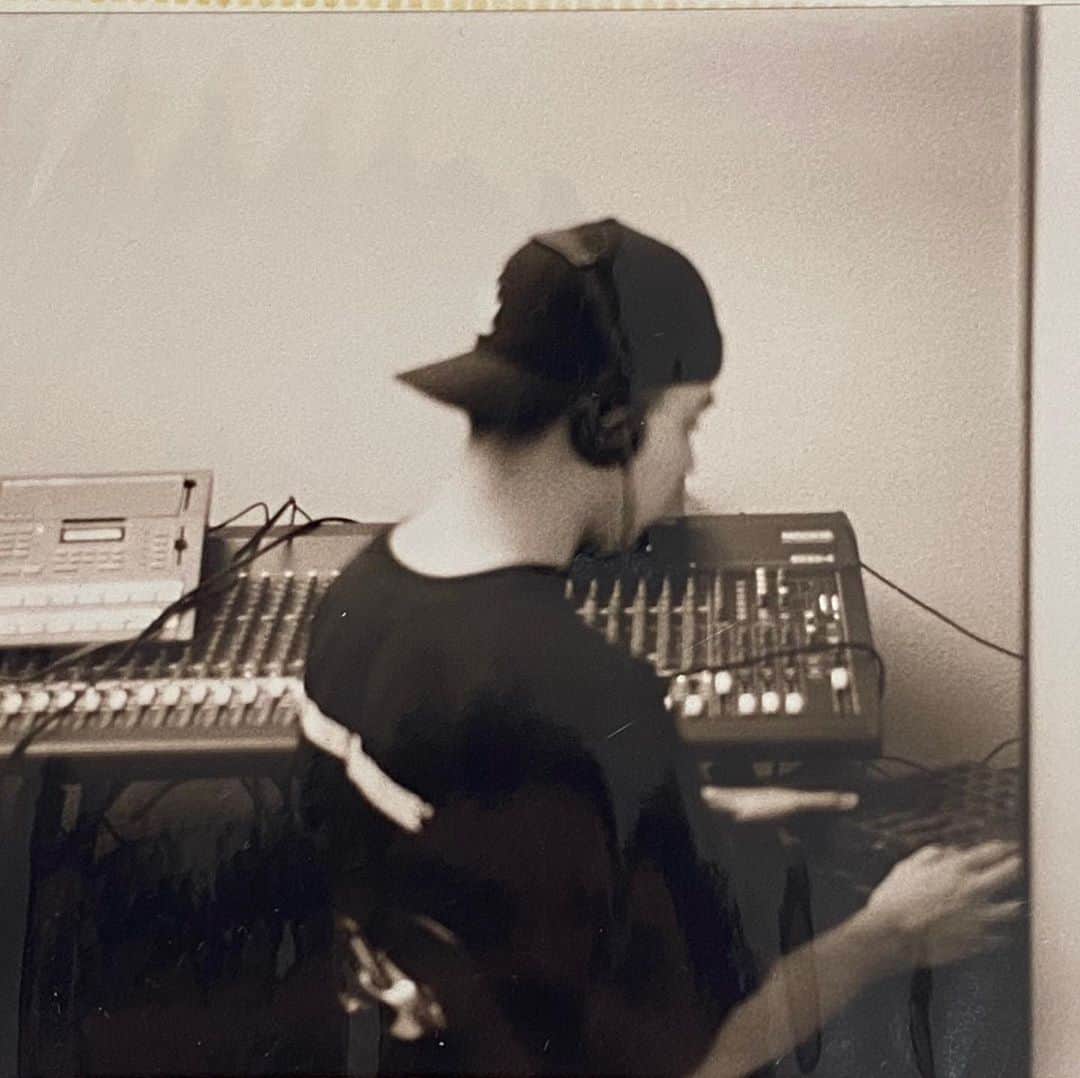 マイク・シノダのインスタグラム：「Circa 1997, my parents house. I bought this mixing board from a reseller for a couple hundred bucks, and I felt like such a pro. Some of the tracks were broken, but it was what I needed to make my beats sound decent (it had EQs and I could route a guitar pedal for effects). It sat here in the corner of my bedroom in my parents house, with other gear piled up on the shelves of the closet to my right. Mark and I made all the earliest demos (Dialate, Reading My Eyes, Rhinestone, Esaul, Stick N Move) on this setup. We were shooting a roll of black and white photos because we thought it looked “artistic.” 😂」