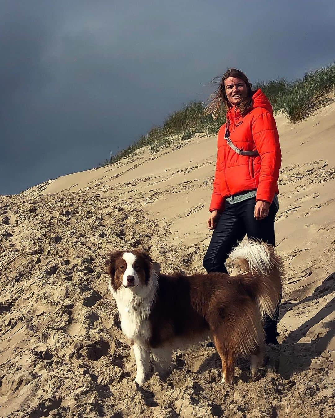 ダフネ・シパーズさんのインスタグラム写真 - (ダフネ・シパーズInstagram)「Beach, dunes and windy Dutch weather 🌬 Great last walks in Texel! 🐶⛰」10月12日 0時35分 - dafne_schippers