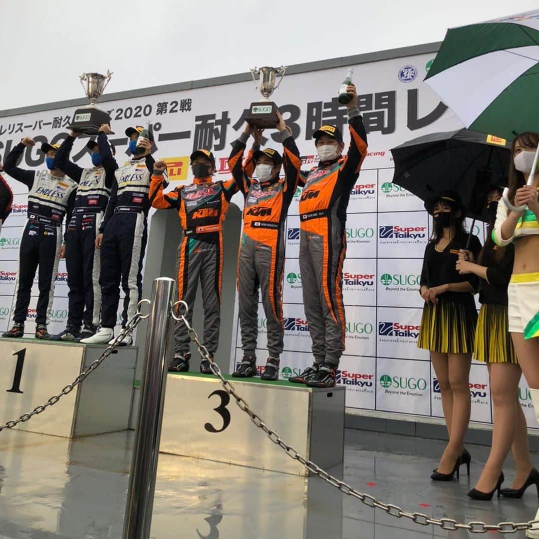 有馬綾香のインスタグラム：「super耐久 rd.2 スポーツランド菅生  2号車 KTM Cars JAPAN ケーズフロンティア SYNTIUM KTM  3位表彰台😭⭐️⭐️⭐️⭐️⭐️⭐️  前回の初戦24Hがまさかの最後で炎上事件だったので とてつもなく嬉しい😭  今回は雨のS耐でした。 水曜入りだったけどあっという間。 楽しかったなぁ  ザーザー振りの中撤収でずぶ濡れなので暖かくして寝ます！ 次の岡山戦は舞台稽古で行けないけど 東京から応援する！！！  皆様応援ありがとうございました😊」