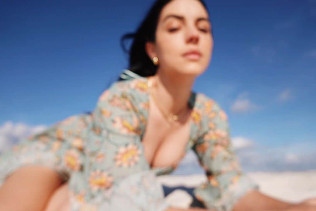 アデレード・ケインのインスタグラム：「No context」