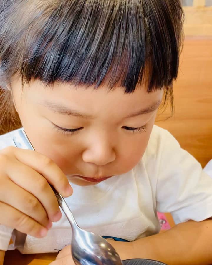 藤井惠のインスタグラム：「オモロ顔ばっかりするさくちゃん☺️ 可愛過ぎ❣️」