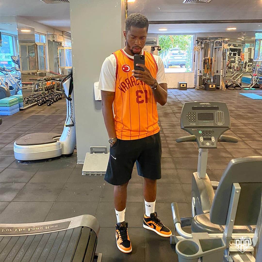 のインスタグラム：「Teshekkurler shirt itjin ailem. 🤙🏾Ateshhhh ateshhh 💛❤️」