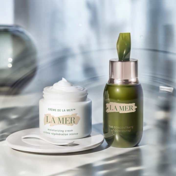 ドゥラメールのインスタグラム：「A perfectly balanced skincare equation. Visibly calm and center fragile skin with an empowering, protective application of The Concentrate, then press on our deeply nourishing moisture superstar.」