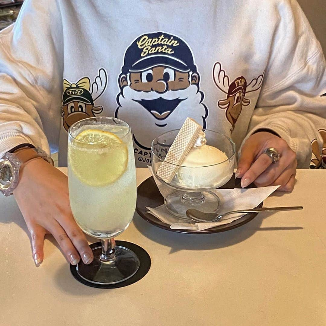 moeさんのインスタグラム写真 - (moeInstagram)「2枚目は元の写真（ズームしてない）で3枚目はアイスクリーム🍨とレモンスカッシュ🍋」10月12日 0時40分 - m____wip