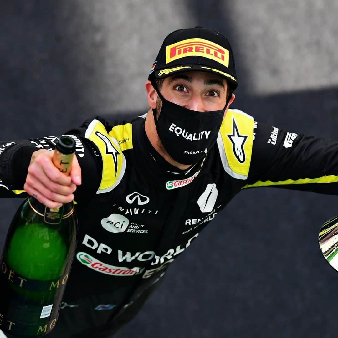 F1さんのインスタグラム写真 - (F1Instagram)「You can't hide that honey badger smile, @danielricciardo 😄🎉⁣⁣ ⁣⁣ It's his first podium for @renaultf1team 🙌⁣⁣ ⁣ 🎥 @renaultf1team ⁣ ⁣⁣ #F1 #Formula1 #EifelGP #DanielRicciardo #Renault」10月12日 0時41分 - f1