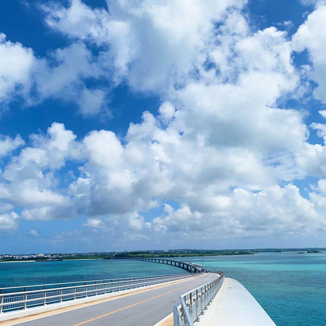 瀬戸あゆみさんのインスタグラム写真 - (瀬戸あゆみInstagram)「Our summer continues...🌺  夏を追いかけて、宮古島まで。 とにかく海がきれいで人も少なく、最高です。 数日前みんなからコメントで教えて頂いたおすすめ、すーーんごく参考にしてますっ！ありがとう💕  わたし、昼間は助手席でBGM係やってるんだけど、みんなの夏といえば、何の曲ですか。。？😌 寒くてそんな気分にはなれないかな。笑  教えてください❤︎ あした車でかけます🚗 #ayumi_journey  #宮古島　#伊良部大橋」10月12日 0時50分 - setoayumi