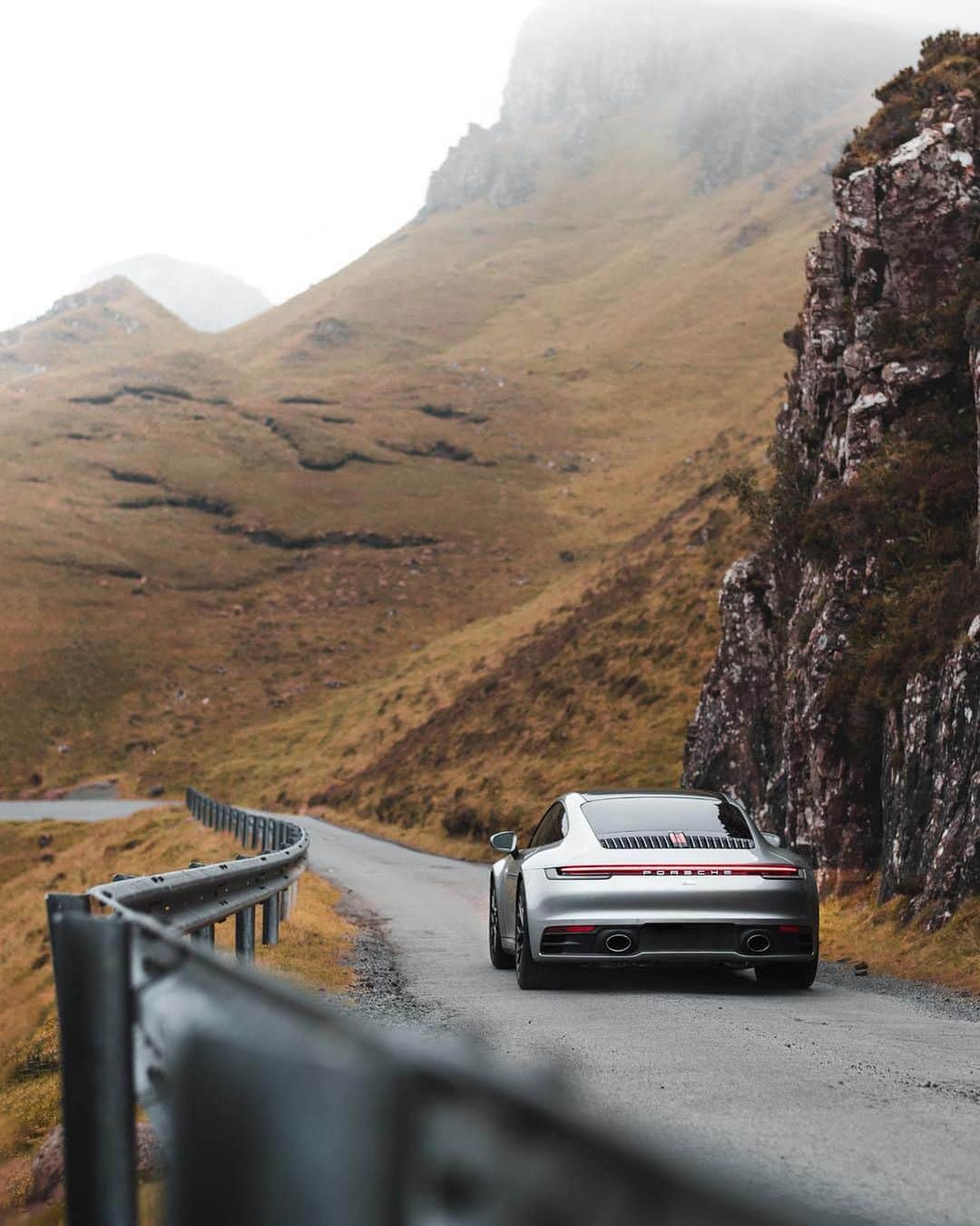 Porscheさんのインスタグラム写真 - (PorscheInstagram)「911 island life. Tranquil moments captured on the Isle of Skye.   (📸 @alex_stead)」10月12日 1時01分 - porsche