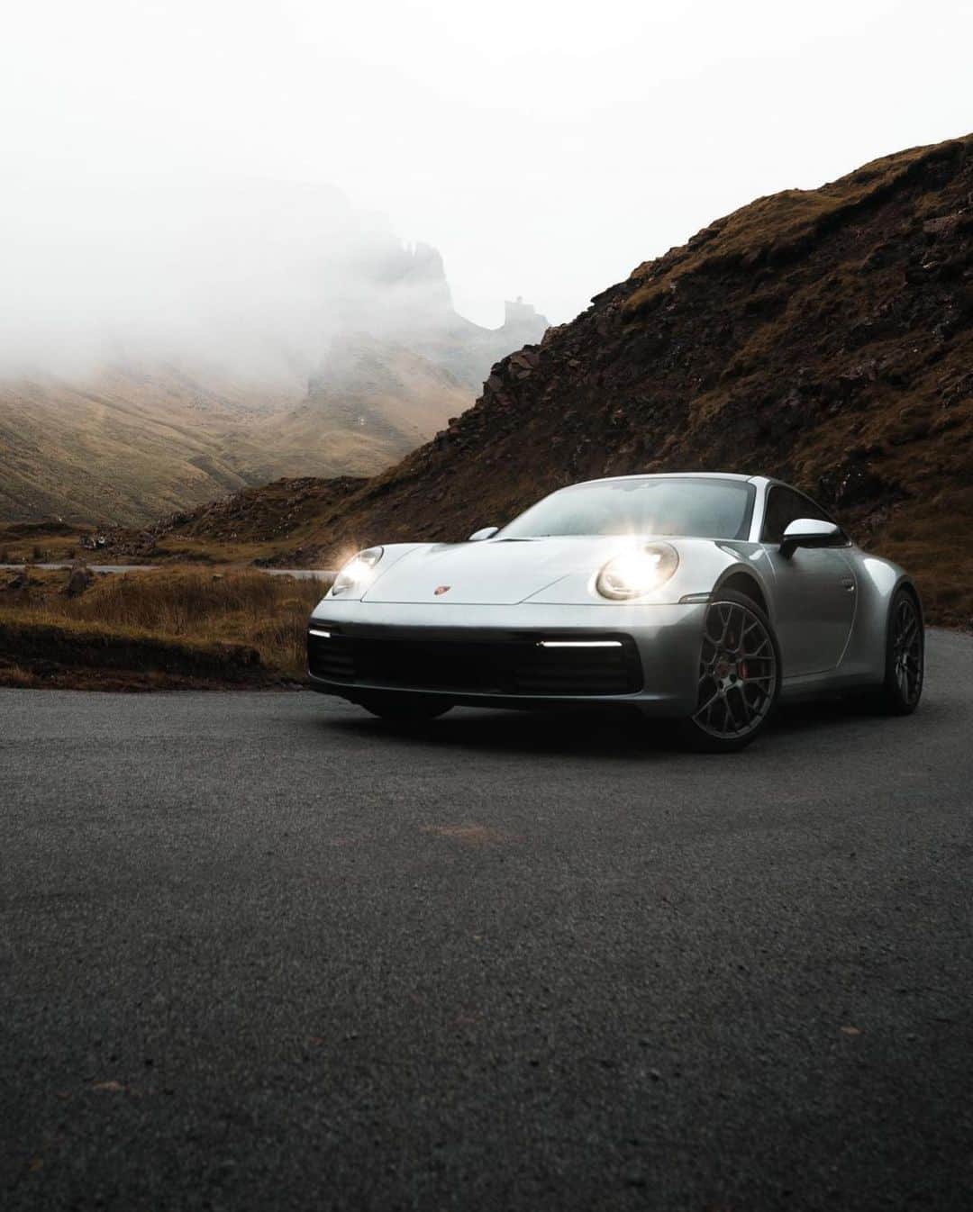Porscheさんのインスタグラム写真 - (PorscheInstagram)「911 island life. Tranquil moments captured on the Isle of Skye.   (📸 @alex_stead)」10月12日 1時01分 - porsche