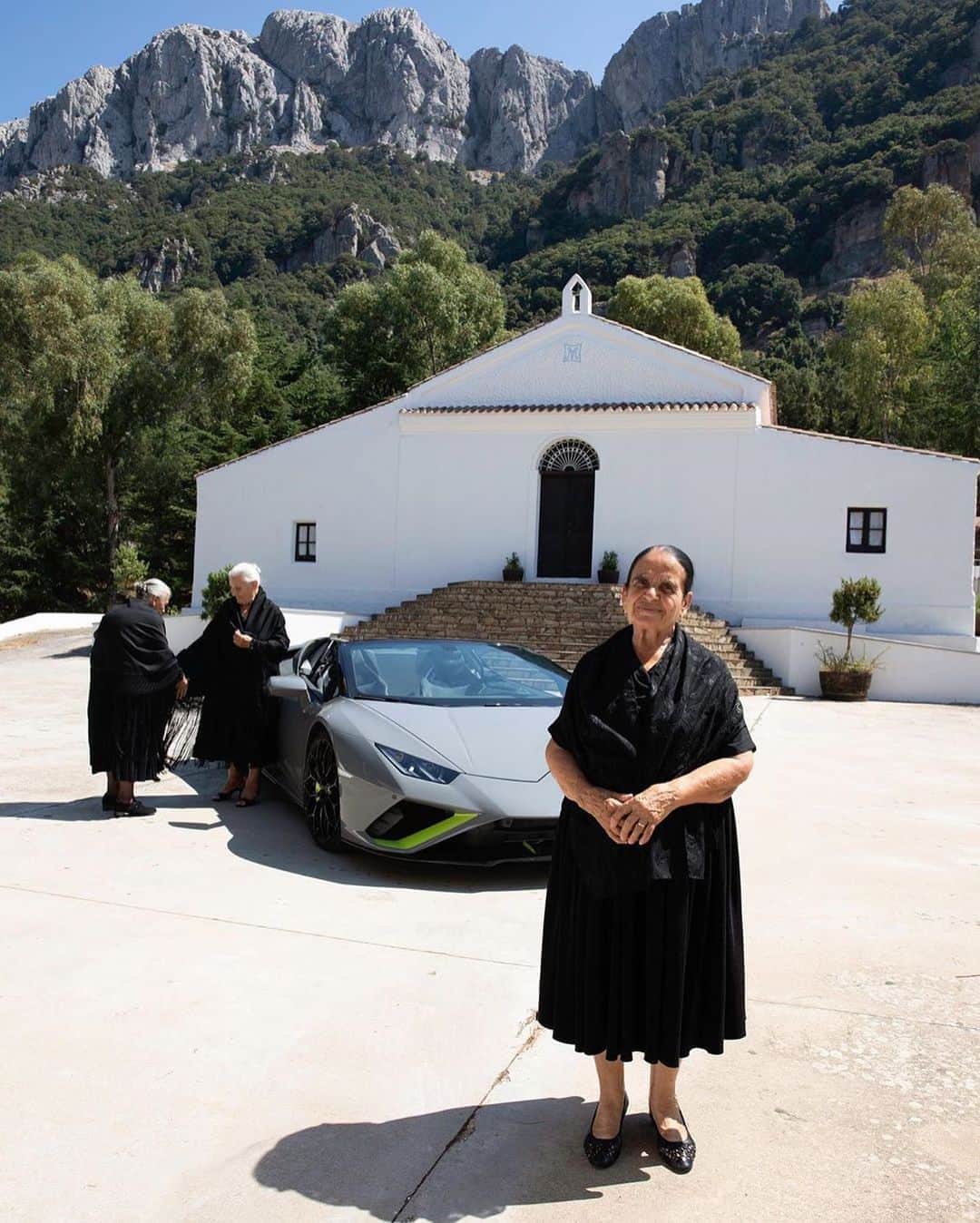 パブリッシュブランドのインスタグラム：「Sunday church service in style. 📸 @adrianocisani  . . . . #publishbrand #todayfortomorrow #mood #lamborghini」
