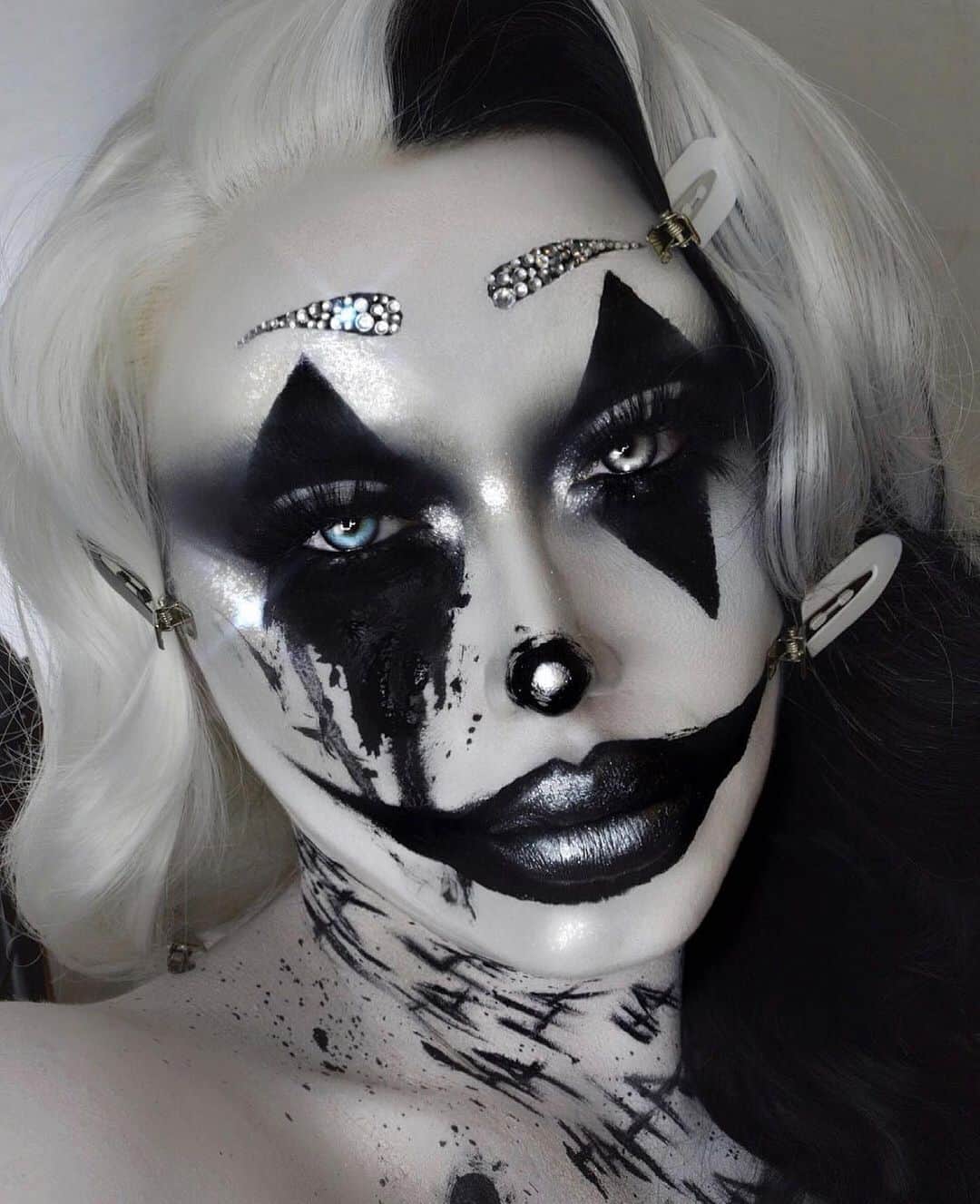 Jeffree Star Cosmeticsさんのインスタグラム写真 - (Jeffree Star CosmeticsInstagram)「Let’s put a smile on that face 🤡🖤@imogenhearts created this sickening look with the help of our #CREMATED eyeshadow palette🌟 #jeffreestarcosmetics」10月12日 0時54分 - jeffreestarcosmetics