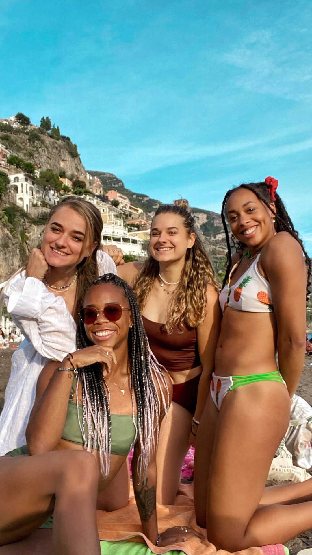 ラウラ・デ・ウィットのインスタグラム：「Sisters trip to Italy 👯‍♀️  Praiano - Positano - Amalfi - Capri - Pompei 🇮🇹 Have you ever visited one of these beautiful places? 😍  .  .  Ft. @lisannedewitte @chantealysia @jamile_samuel ❤️」