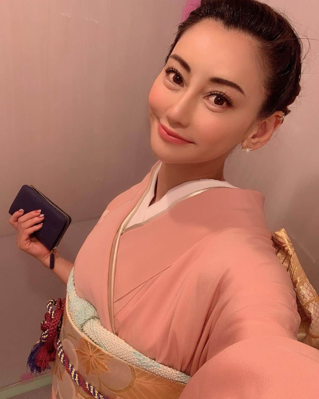 望月英莉加さんのインスタグラム写真 - (望月英莉加Instagram)「大好きなお友達の素敵な結婚式👰🤵💒 振袖を着てみた👘#wedding #friends #きもの #赤坂日枝神社 ⛩#ふりそで #japanesegirl #にほん 🇯🇵#tokyo #japan #instagood #instalike#trump2020#chanel」10月12日 0時59分 - trustworthy_love_ellegant