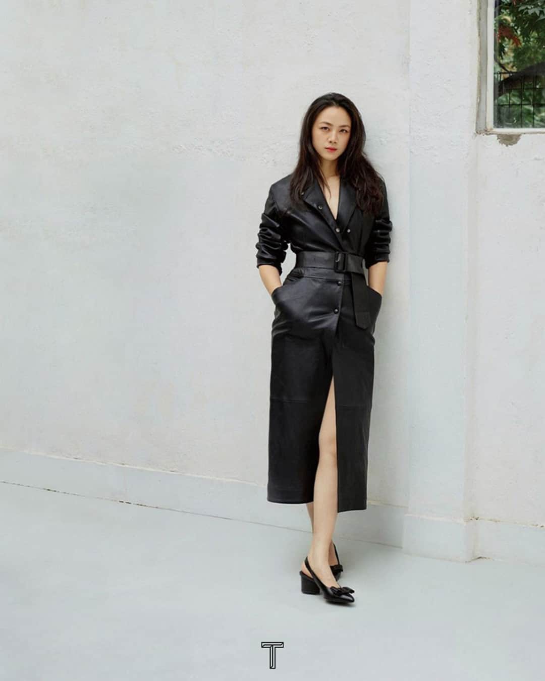 サルヴァトーレ・フェラガモのインスタグラム：「Effortless Chic: featured in the pages of @tmagazinechina , a sleek and sophisticated belted leather coat paired with black slingback Viva pumps. Swipe for a modern take on relaxed tailoring from the #FerragamoAW20 collection.」
