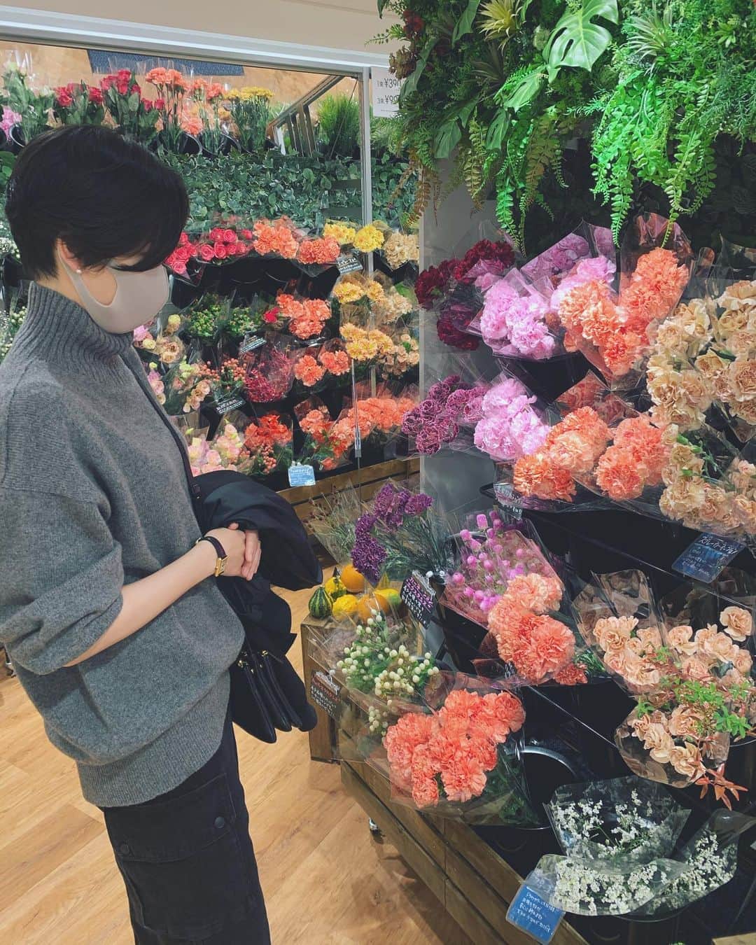 森なな子さんのインスタグラム写真 - (森なな子Instagram)「前にお話したユニクロのお花屋さん💐 品揃えばっちり。 #uniqloflower #flowers」10月12日 1時03分 - nanako.m1988