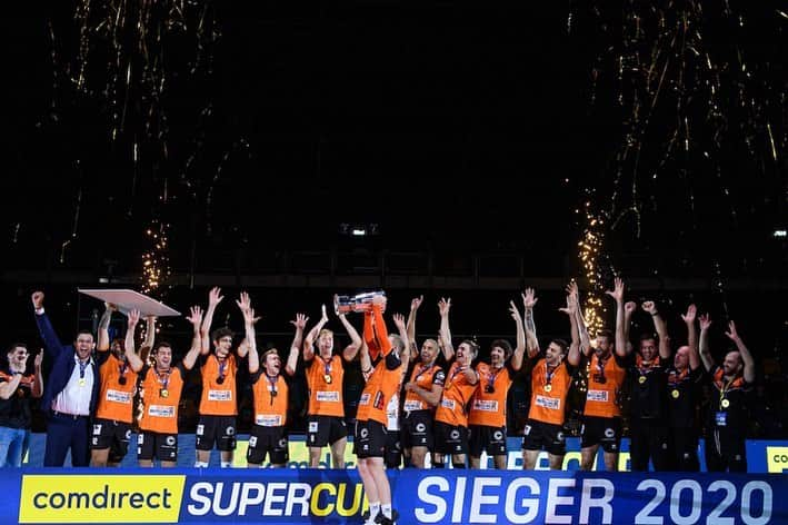 エデル・カルボネラのインスタグラム：「Campeão da Supercopa da Alemanha 🇩🇪! Primeiro jogo oficial da temporada e melhor ainda com um título.  Depois de tantos meses em quarentena e muitas dificuldades, muito bom estar de volta e começando com o pé direito.  Parabéns a nossa equipe que fez um excelente jogo hoje o conquistou o 🏆.」