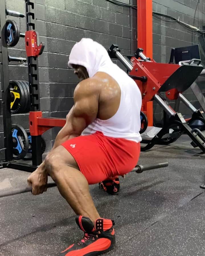 カイ・グリーンのインスタグラム：「💪🏾TAG A FRIEND TO TRY THIS secret of mine that you don’t see many people do anymore is the Jefferson Squat. It works your lower body in a unique way, to perform this movement take a wide stance and hold the bar between your legs with one hand in front of your body and one hand behind it. Keep your glutes tensed while you squat down in the bucket (below parallel). Use smaller plates on the bar, no more than 25s, so you can get down deep enough. The key is to force your knees out—when you do that, it activates your glutes so you keep them under continuous contraction throughout the set.  The better I became at doing Jeffersons, the more proficient I got at squatting. I learned how to activate my qlutes, hams, and quads better. Doing Jeffersons then the adduction machine one after the other has been crucial to my glute and hip-flexor development.  Staying locked in with my @ryderwear signature series shoes. This is the type of footwear that keeps you cemented to the floor that way the only thing heavy you have to worry about is the weight that’s in your hands.  ⬛️Click The Link in Bio 🟥Save 10% Off Use Code: KAI10 🟦Web: ryderwear.com/kai」
