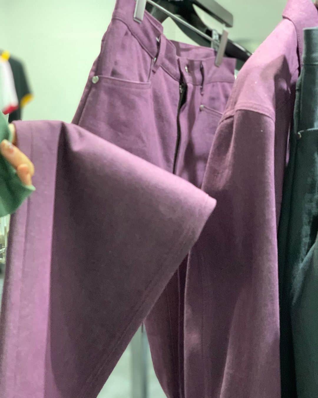 河辺ほのかさんのインスタグラム写真 - (河辺ほのかInstagram)「今日行ったの @littlebig_tokyo 展示会  流石のしょーたさん 超お洒落なブランドに招待ありがとうございます。  お洒落すぎて恐縮した笑笑  紫のデニムセットアップ 🍬💗🦄🌂☂️🍆🍇 ただの縫製じゃないのよ、 あらゆる所にこだわりが 見て触ってどうやって作ってるのか想像をするだけでたのしかった  Ｔシャツもめっちゃ可愛い 髪ボサボサではずかちいたんだったけどみなさん優しく案内してくれました。 @syowta1009 さんお誕生日おめでとうです🎂  ありがとうございます 数年後は売れっ子になってラックごと購入できる日が来ると思うのでまた行かせてください🍬  よろしくお願い致します🦑 #littlebig_tokyo  #littlebig #tokyo」10月12日 1時14分 - honoka4b