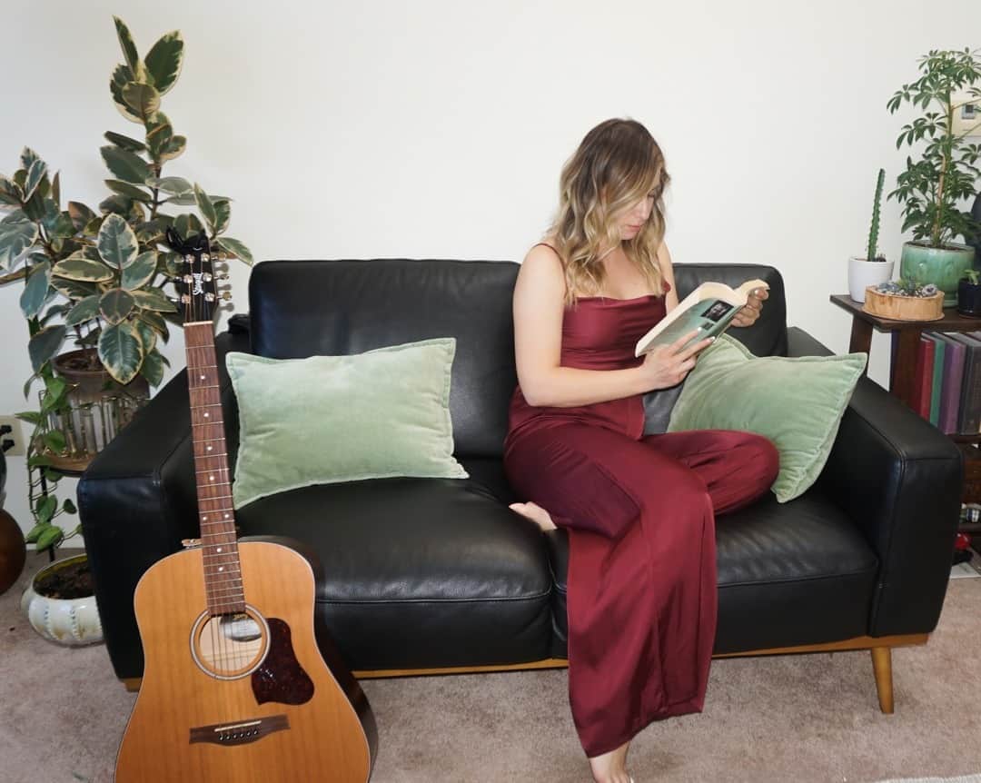 ヤング・ファビュラス&ブロークのインスタグラム：「“Some books leave us free and some books make us free.” – Ralph Waldo Emerson⠀⠀⠀⠀⠀⠀⠀⠀⠀ @edithlovee Beauty + Brains in our Emmet Tank and Aiko Pant」