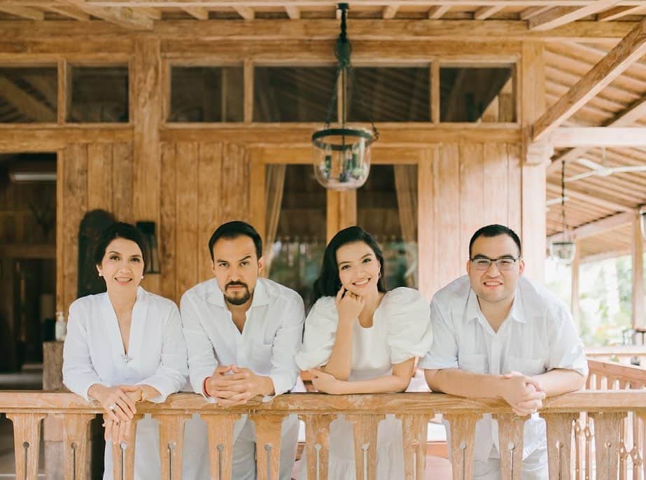 ラライン・シャーのインスタグラム：「Family time is the best time! Happy Birthday buat Ibuku tercinta. Semoga tetap sehat, ceria dan menggemaskan 😆  📸 @tenacious.balifamily」
