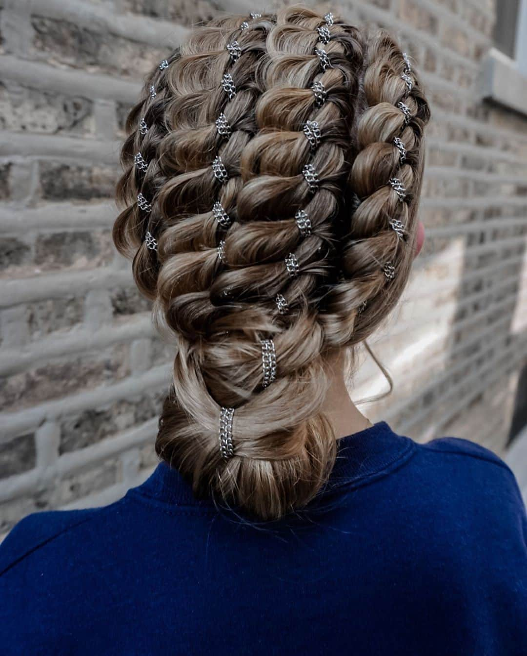 Sam Villaさんのインスタグラム写真 - (Sam VillaInstagram)「4 strands and endless intrigue. Stylist @hair.and.nina created a #lowbun look that was anything but #basic. Looking for a way to add a little #impact to your #fallstyle? Opt for #twist on a #classic.」10月12日 1時25分 - samvillahair